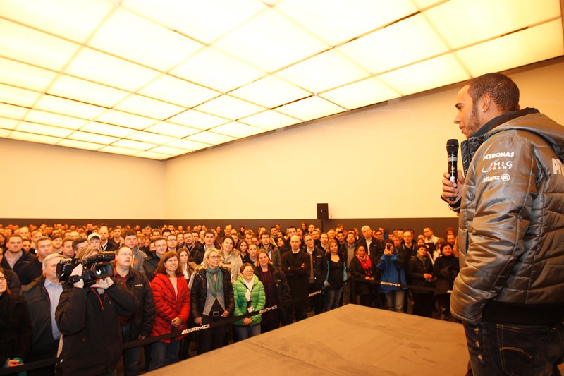 L. Hamilton: «Δεν είναι αδύνατο η Mercedes να κερδίσει τη Red Bull, τη Ferrari και τη McLaren»