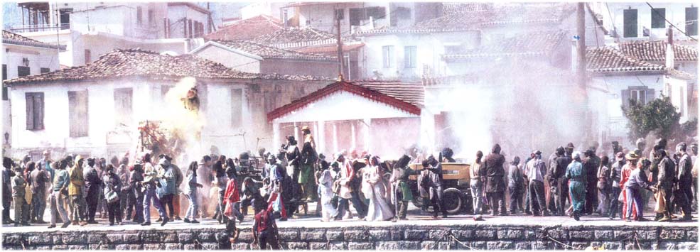 Κούλουμα με αλευροπόλεμο στο Γαλαξίδι