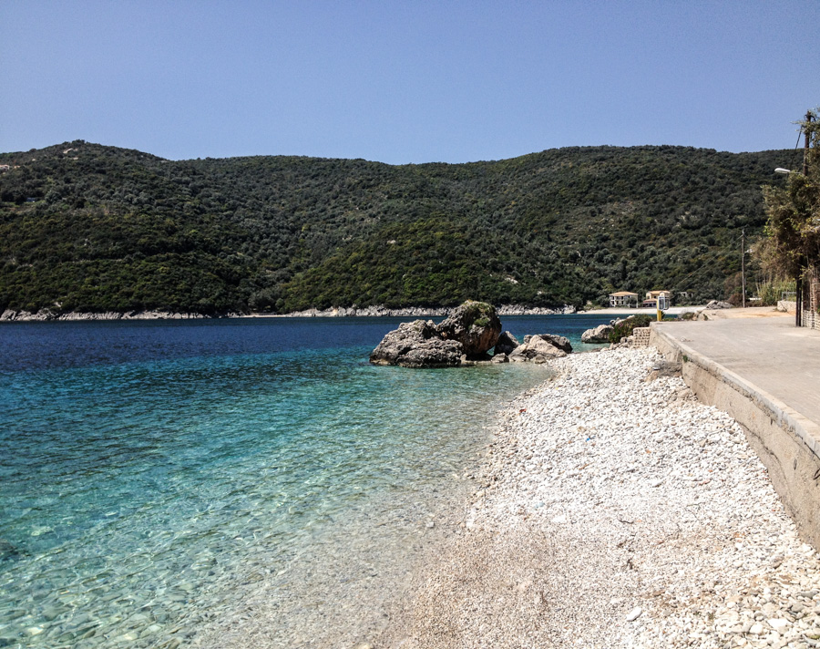 Μικρός Γιαλός Λευκάδας, κρυστάλλινα νερά και θαυμάσιο τοπίο