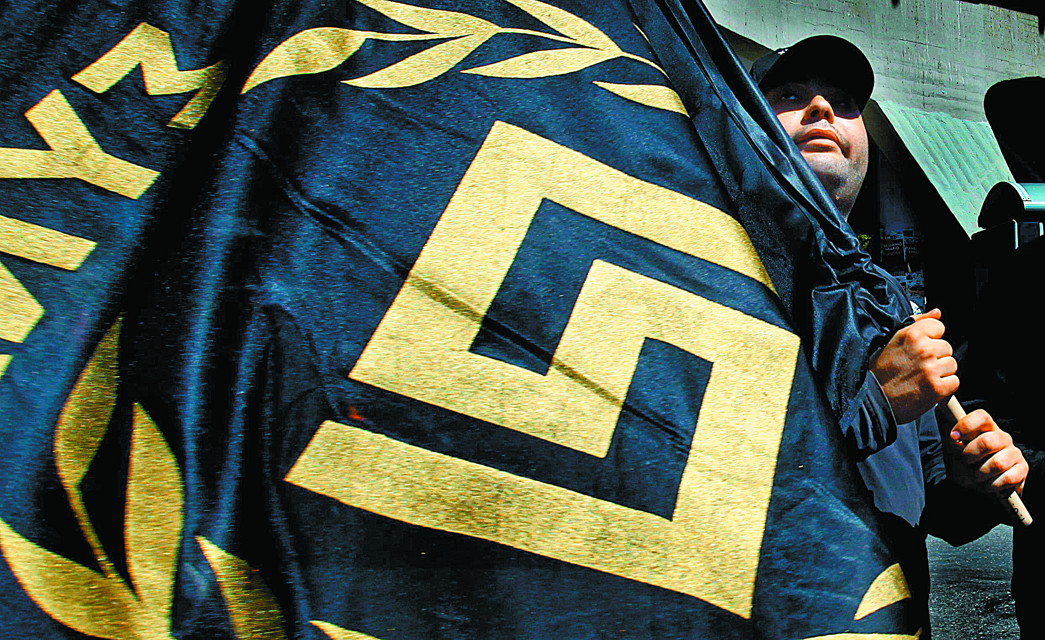 Καταδικάζουν κυβέρνηση και κόμματα τη στάση της ΧΑ απέναντι σε Καμίνη