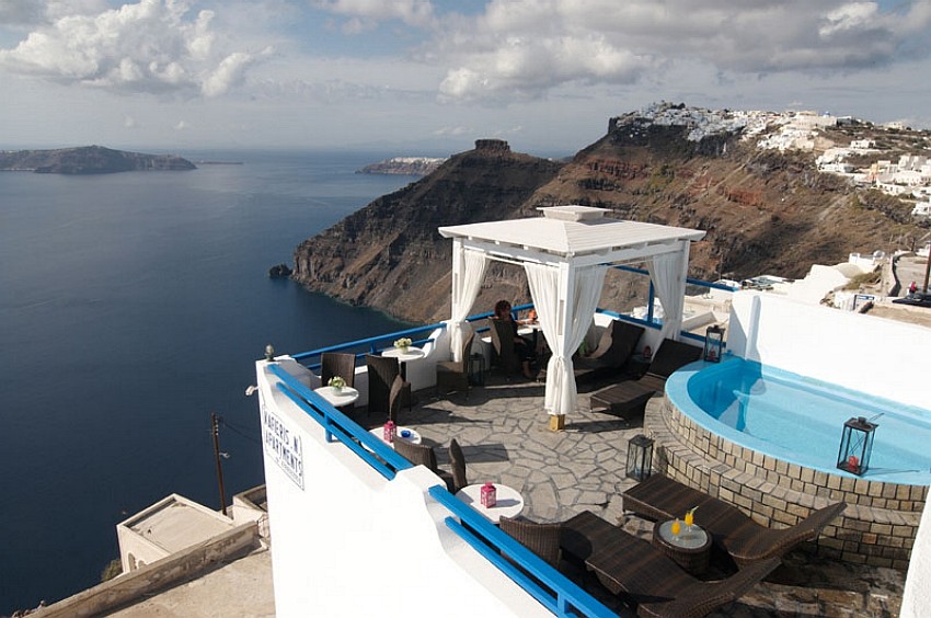 Ο τυχερός της τριήμερης διαμονής στα «Kafieris Apartments» στη Σαντορίνη