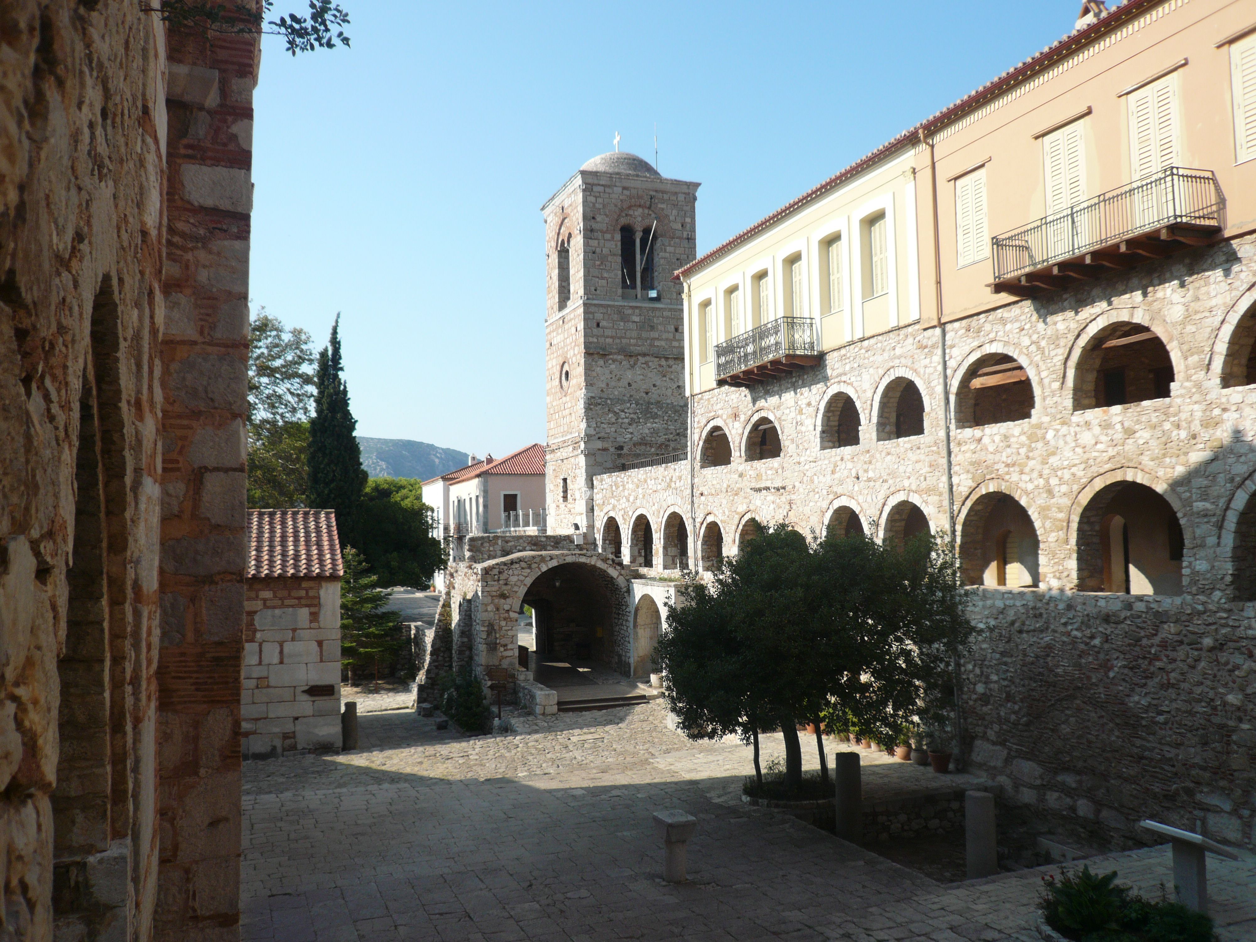 Δίστομο και Στείρι, ανάμεσα στον Ελικώνα και τον Παρνασσό