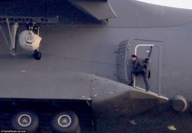 Επικίνδυνη αποστολή: Ο Τομ Κρουζ κρεμασμένος από αεροπλάνο σε 5.000 πόδια