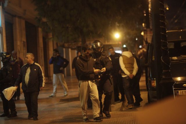 Ερευνα της Αστυνομίας σε βάρος του άνδρα των ΜΑΤ για βίαιη συμπεριφορά σε συλληφθέντα