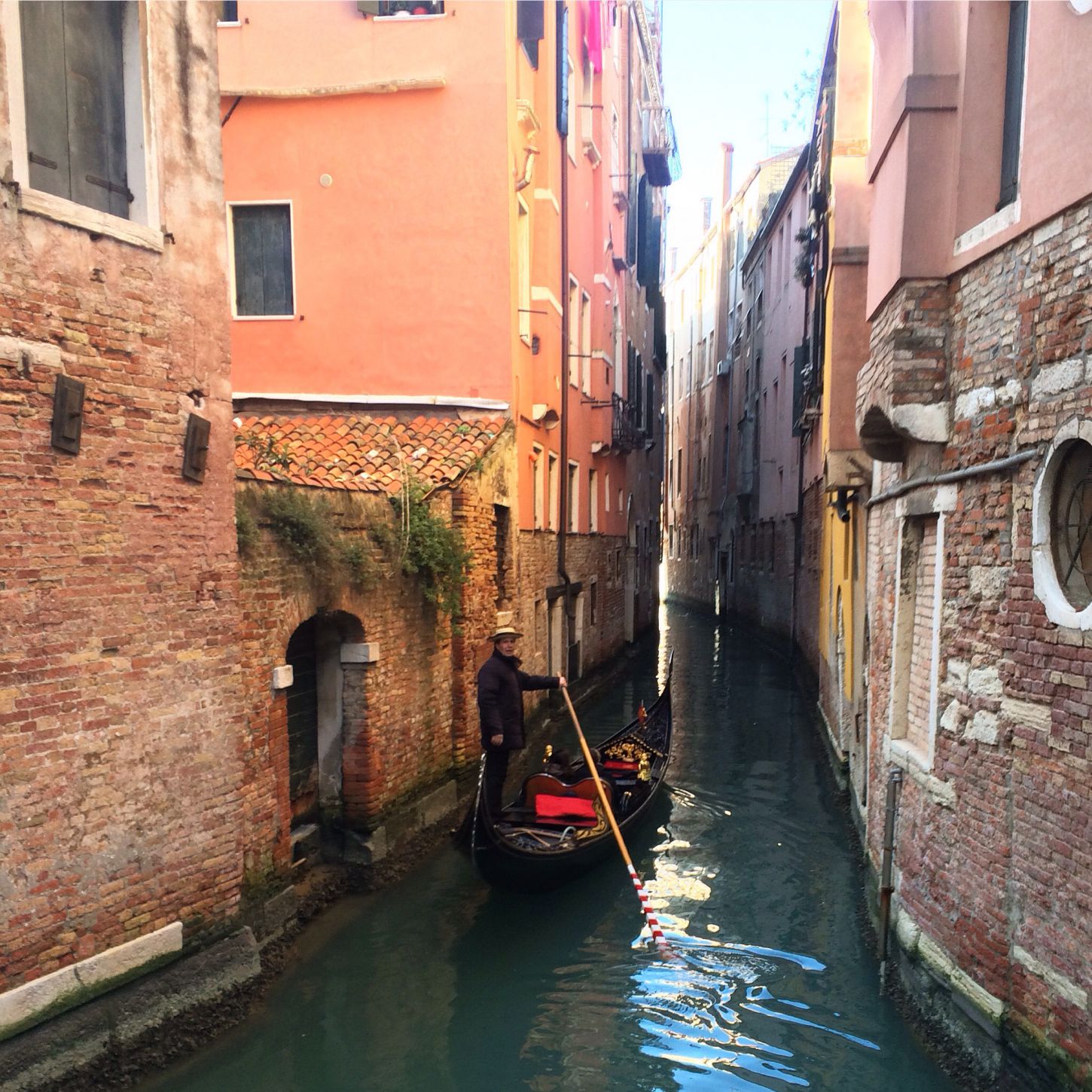 Καλή χρονιά με χαμόγελα ευτυχίας από τη μαγευτική Βενετία και την Aegean!