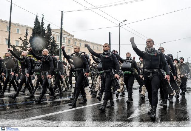 Πολιτική κόντρα για τα συνθήματα των ΟΥΚάδων περί κατάληψης της Πόλης στην παρέλαση