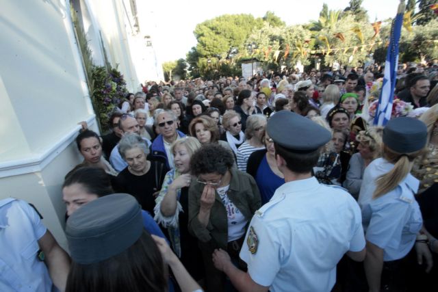 Ουρές πιστών στην Αγ.Βαρβάρα με φόντο την πολιτική κόντρα