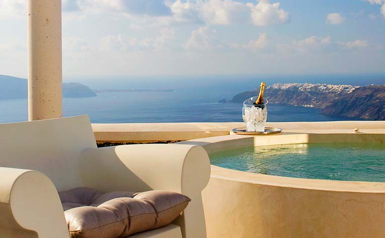 Το in.gr και ο Γιάννης Ζουμπουλάκης σάς ταξιδεύουν στις Κάννες!