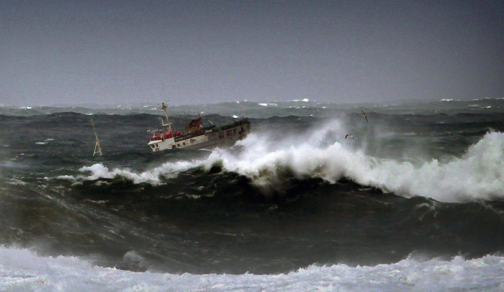 Ακυβέρνητο πλοίο με εννέα επιβαίνοντες ανοιχτά της Ανδρου