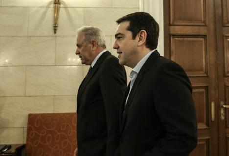 Συνάντηση Τσίπρα-Αβραμόπουλου στο αεροδρόμιο Ελευσίνας