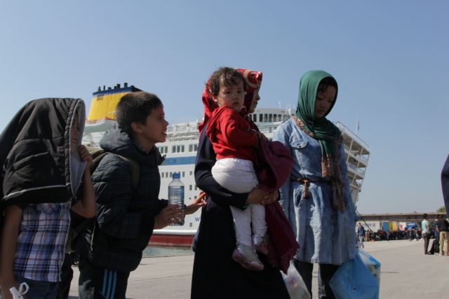 Άλλοι 2.500 πρόσφυγες και μετανάστες στον Πειραιά από τη Λέσβο