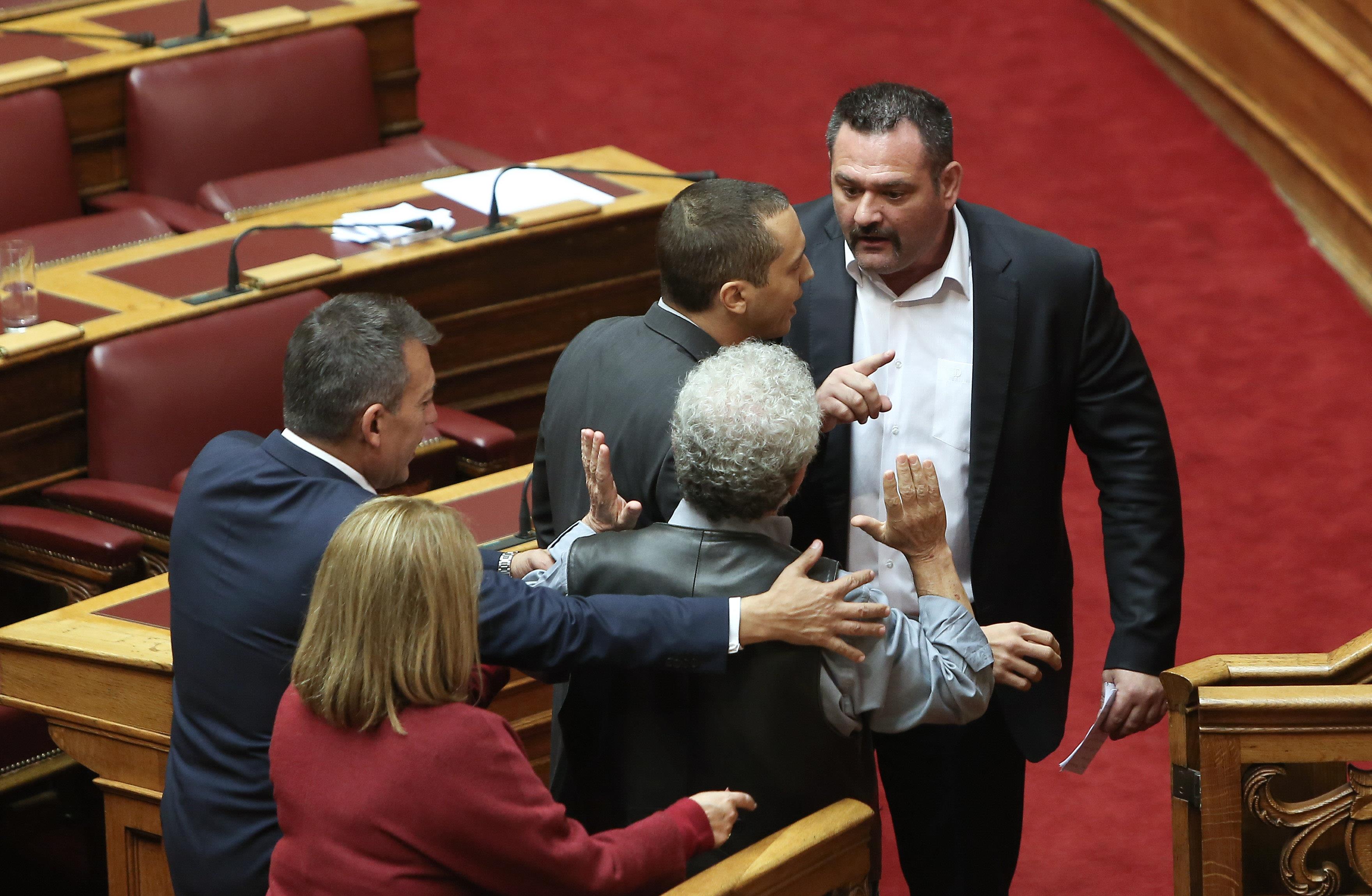 Χάος στη Βουλή με επίθεση χρυσαυγιτών κατά του ΚΚΕ