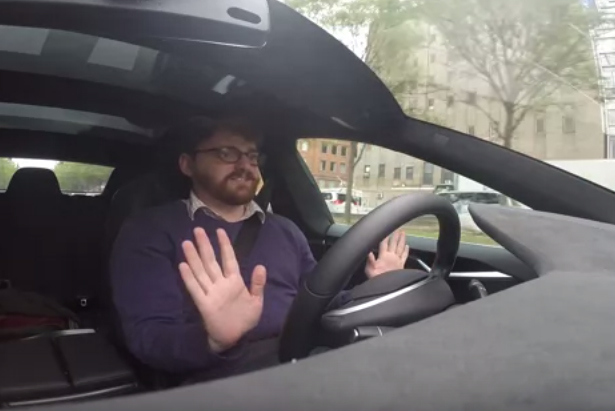 Δείτε το Tesla να κυκλοφορεί χωρίς οδηγό στους δρόμους της Νέας Υόρκης