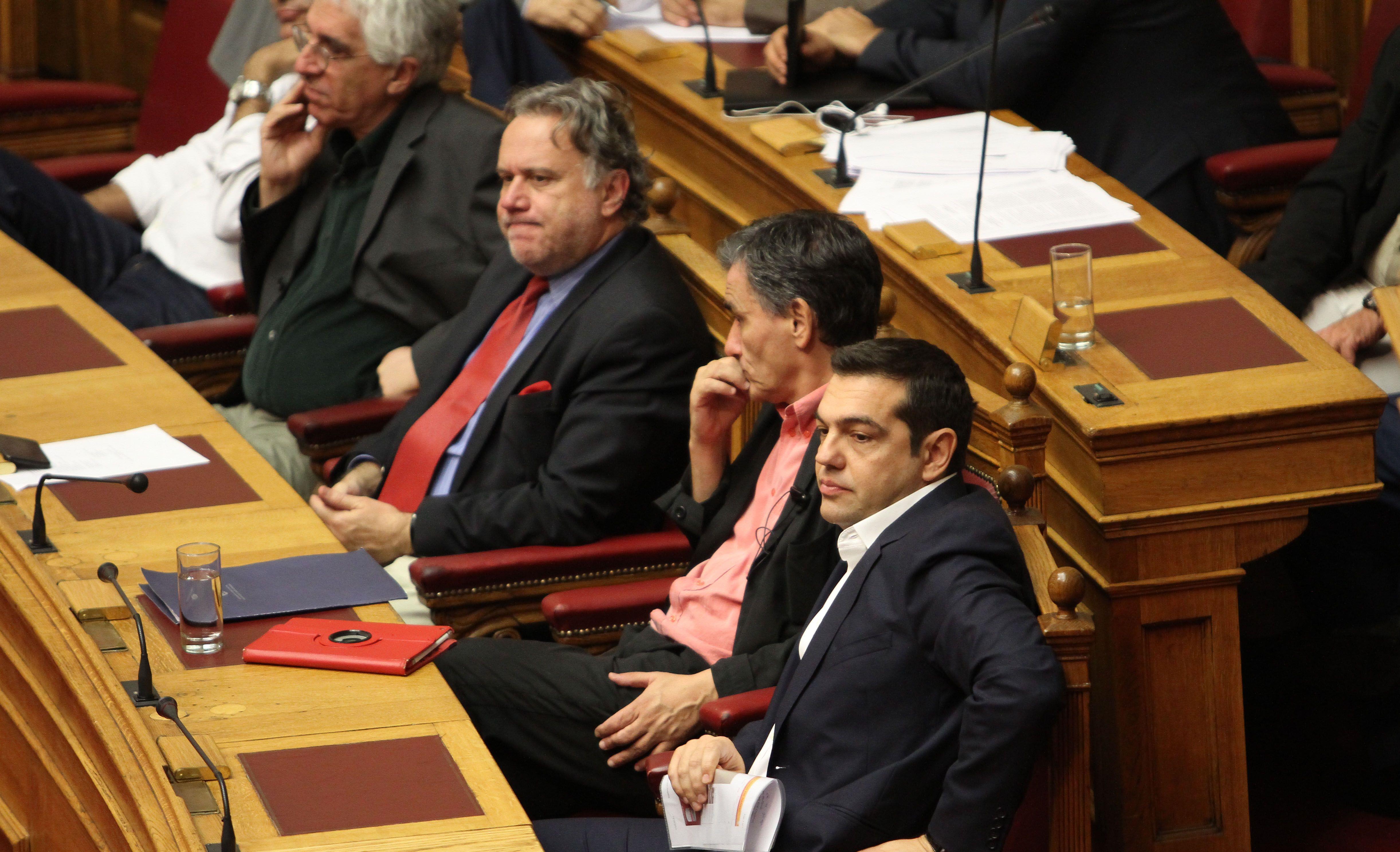 Με 154 «ναι» και μια διαφοροποίηση πέρασαν τα προαπαιτούμενα