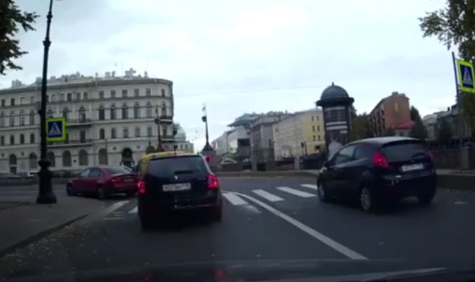 Ρώσος οδηγός πέταξε σε κανάλι πεζό, επειδή άγγιξε το πολυτελές ΙΧ του