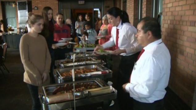 Μια δεξίωση γάμου που ακυρώθηκε, τάισε τους άστεγους του Σακραμέντο