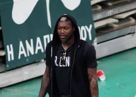 Δακρυσμένος ο Σισέ ανακοινώνει το τέλος της καριέρας του