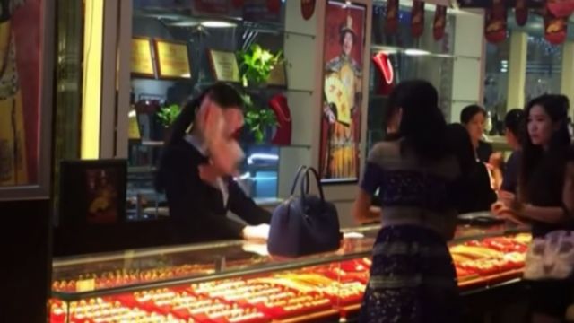 Αντιδράσεις για βίντεο που δείχνει πλούσια Κινέζα να πετά μετρητά σε πωλήτρια