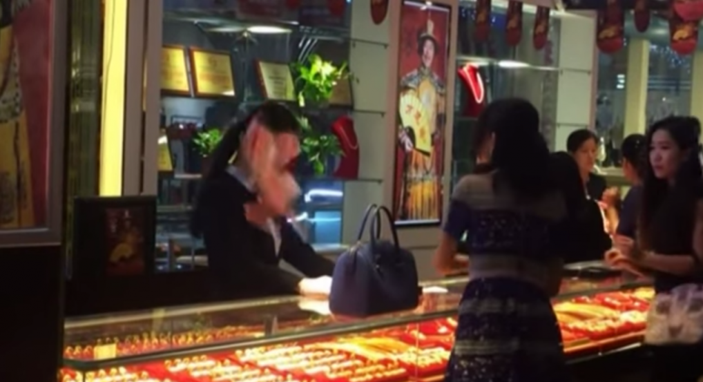 Βίντεο: Σάλος με τη νεόπλουτη που πετάει δέσμες χρημάτων στην πωλήτρια