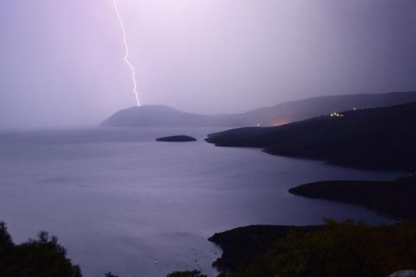 Ηλεκτρική καταιγίδα στον ουρανό της Σάμου!