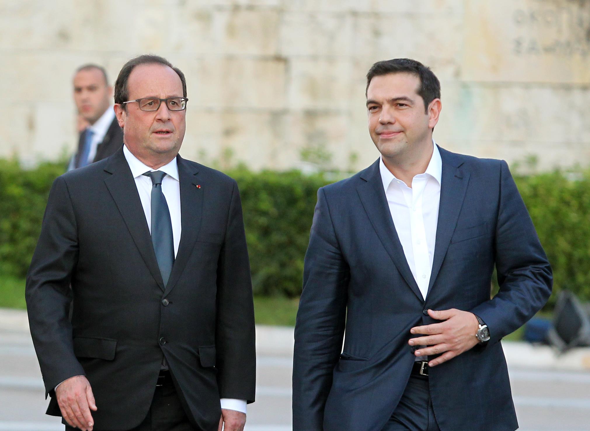 Le Monde: Το ειδύλλιο συμφέροντος μεταξύ Τσίπρα και Ολάντ