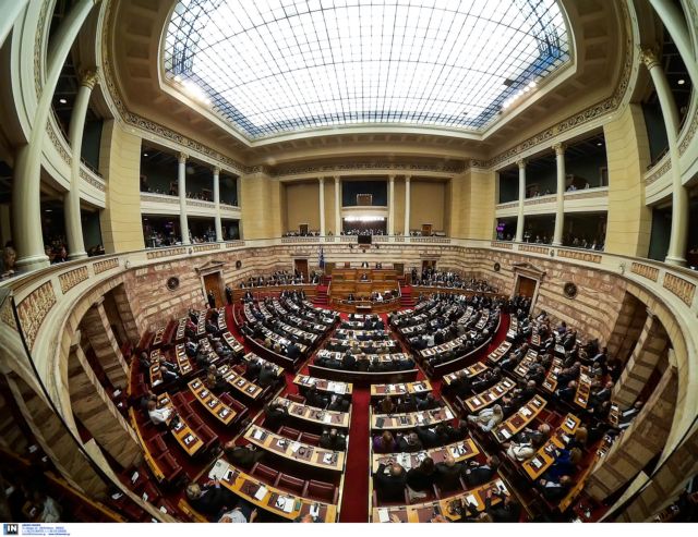 Συζητείται στην Ολομέλεια της Βουλής το νομοσχέδιο για τα ΜΜΕ (live)