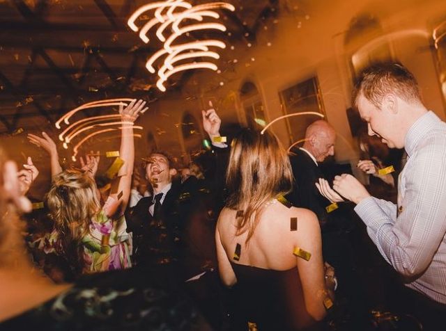 7 σημάδια ότι οι καλεσμένοι πέρασαν φανταστικά