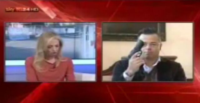 Ευρωβουλευτής της Λέγκας επιδεικνύει το… όπλο του σε τηλεοπτικό παράθυρο