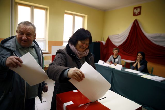 Κάλπες στην Πολωνία με το ευρωσκεπτικιστικό κόμμα να προηγείται