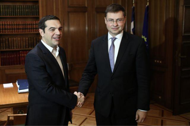 Συνάντηση Τσίπρα – Ντομπρόβσκις για τα «καυτά» θέματα της αξιολόγησης