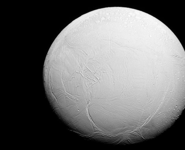 Πιο κοντά από ποτέ ο παγωμένος δορυφόρος του Κρόνου