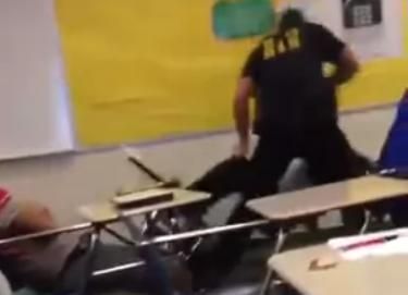 Σάλος για αστυνομικό που ξυλοκόπησε αφροαμερικανή μαθήτρια μέσα στην τάξη