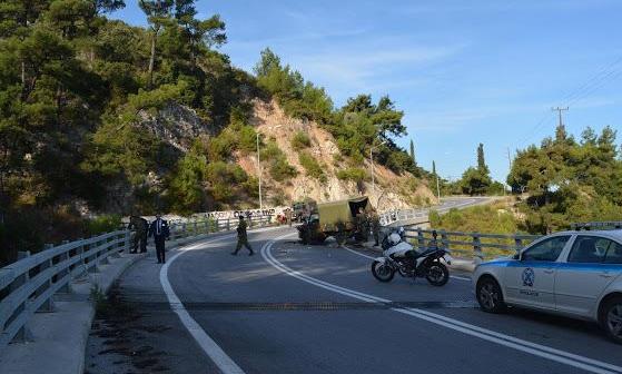 Σάμος: Οκτώ τραυματίες σε σύγκρουση στρατιωτικού οχήματος με ημιφορτηγό