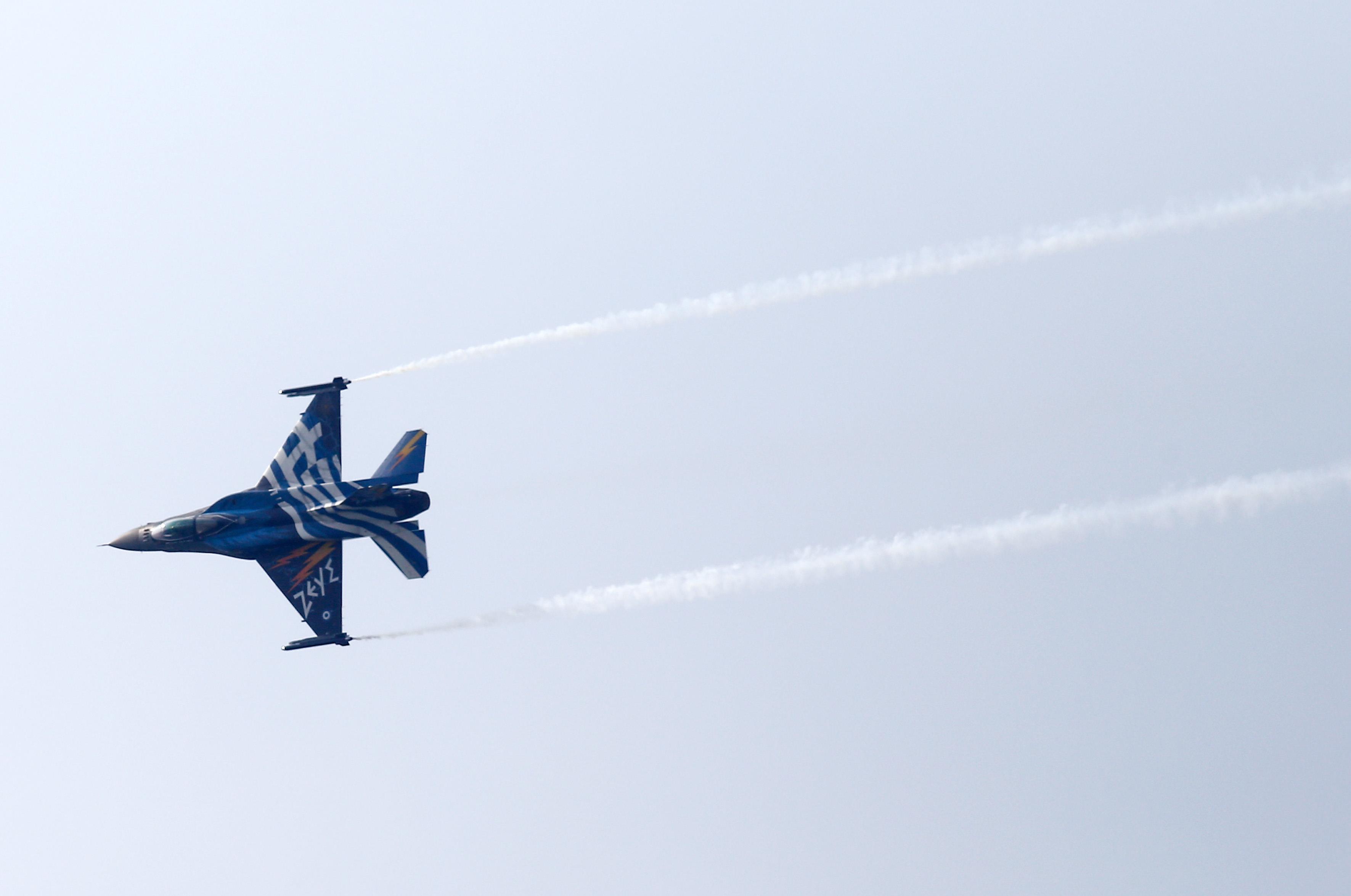 Τις εντυπώσεις στην παρέλαση της Θεσσαλονίκης έκλεψαν οι ελιγμοί F-16