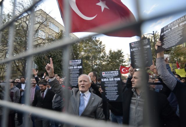 Ανησυχία για φίμωση του Τύπου εκφράζουν ξένα ΜΜΕ στον Ερντογάν