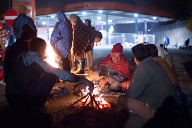 Xιλιάδες πρόσφυγες παγώνουν στα σύνορα μεταξύ Γερμανίας και Αυστρίας