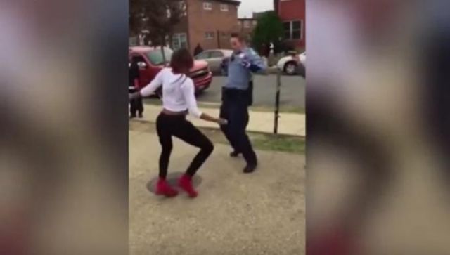 Η αστυνομικός που χώρισε καβγά… χορεύοντας (και με μνεία Ομπάμα)