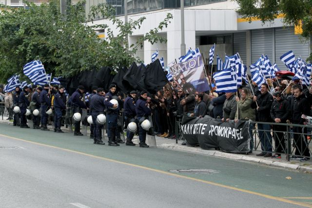 Συγκέντρωση μελών της Χρυσής Αυγής έξω από τη ΓΑΔΑ