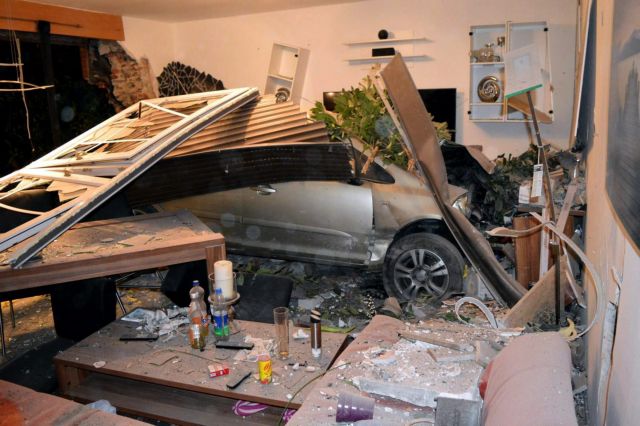 Γερμανία: Ένας 22χρονος μπούκαρε με Ι.Χ. σε ξένο σαλόνι