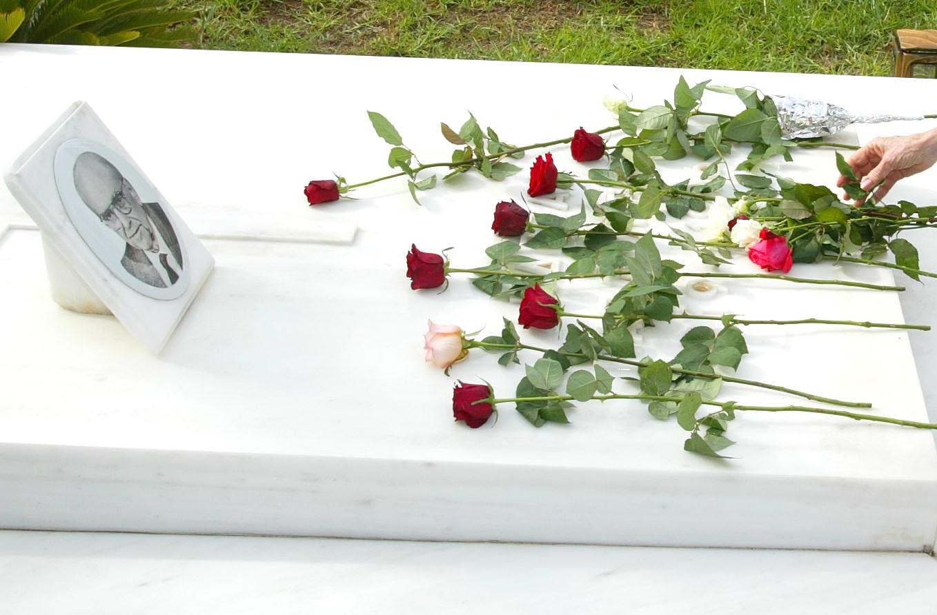 Άγνωστοι βεβήλωσαν τον τάφο του Ανδρέα Παπανδρεόυ