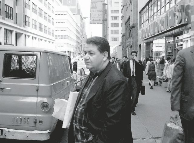 Σπάνιες φωτογραφίες του Μάνου Χατζιδάκι στην Ελληνογερμανική Αγωγή