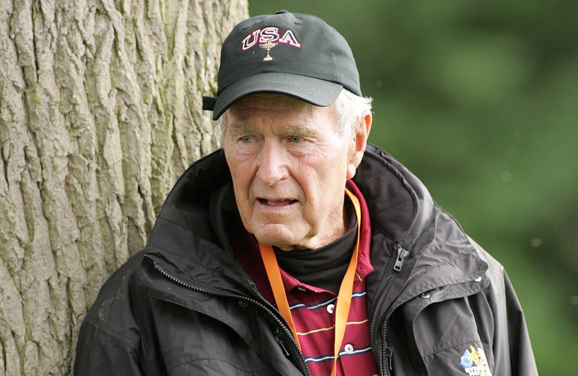 Ο πατήρ Μπους δείχνει τα δύο γεράκια που έβλαψαν την προεδρία του υιού του