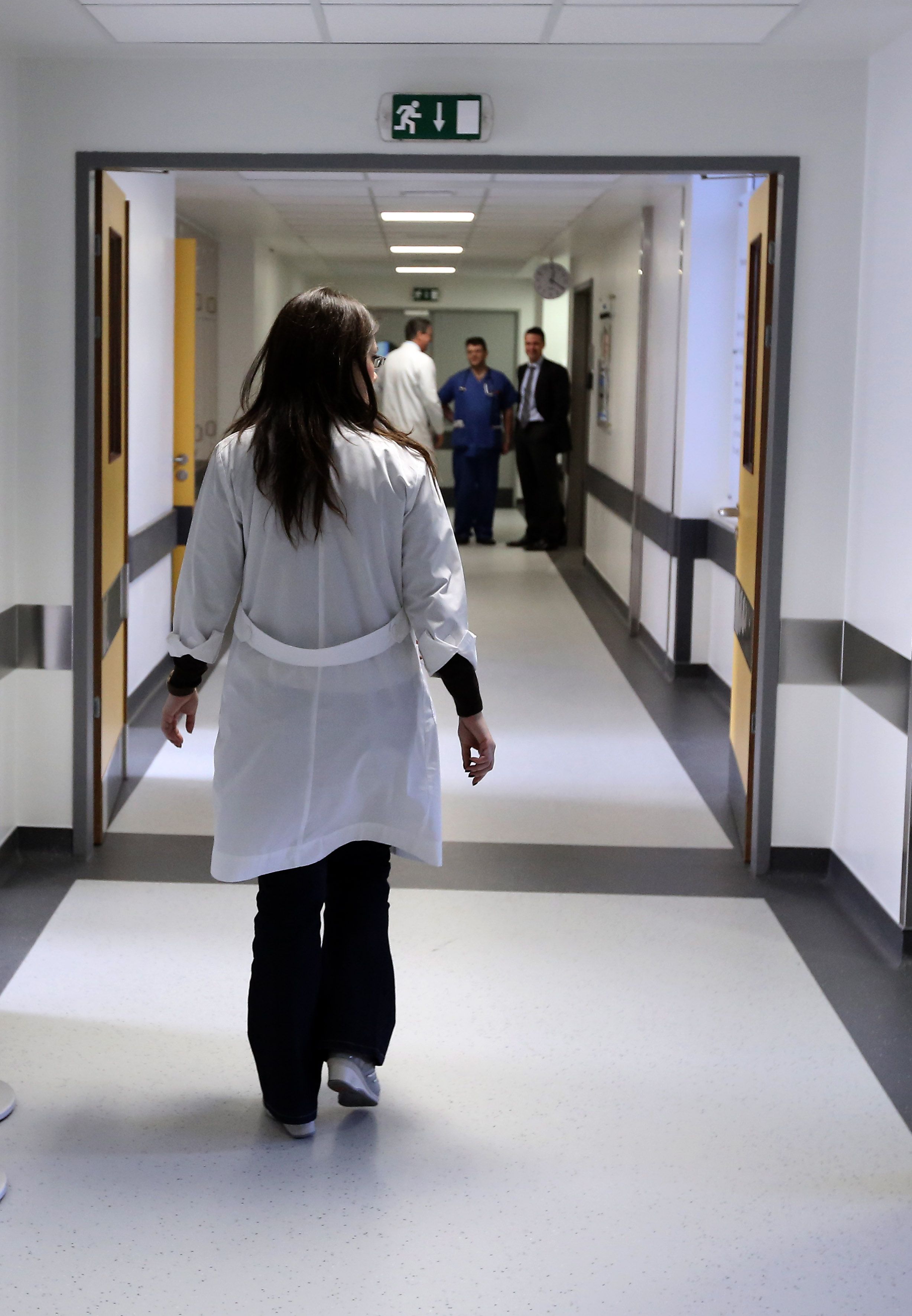 Σε εξέλιξη επιχείρηση εντοπισμού παράνομων αποκλειστικών νοσοκόμων