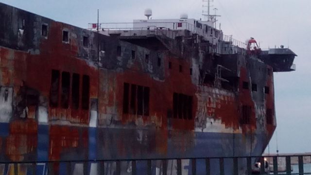 Αδειάζουν το καμένο «κουφάρι» του «Νόρμαν Ατλάντικ»