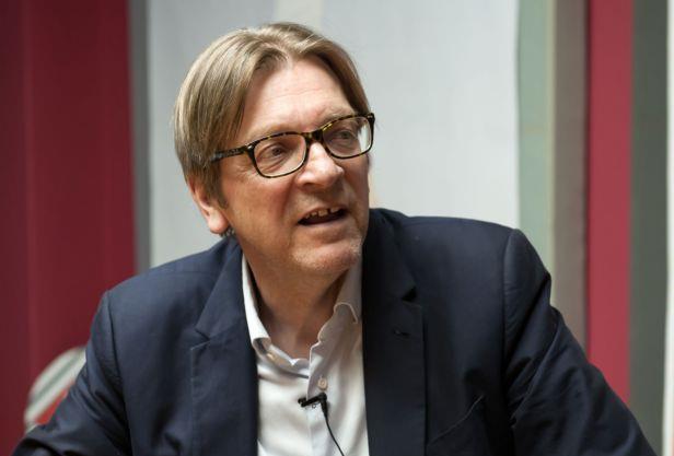 Στην Αθήνα ο Γκι Φέρχοφστατ, συνάντηση με τον Αλέξη Τσίπρα