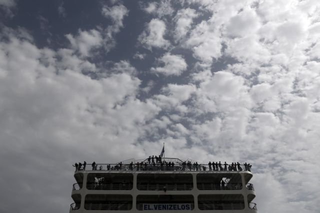 Άλλοι 5.600 πρόσφυγες και μετανάστες στον Πειραιά από Λέσβο και Χίο