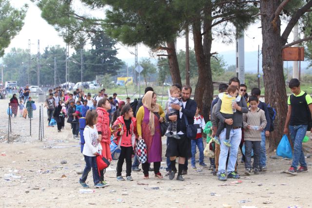Κύματα προσφύγων φτάνουν σε Πειραιά, χιλιάδες εγκλωβισμένοι στην Ειδομένη
