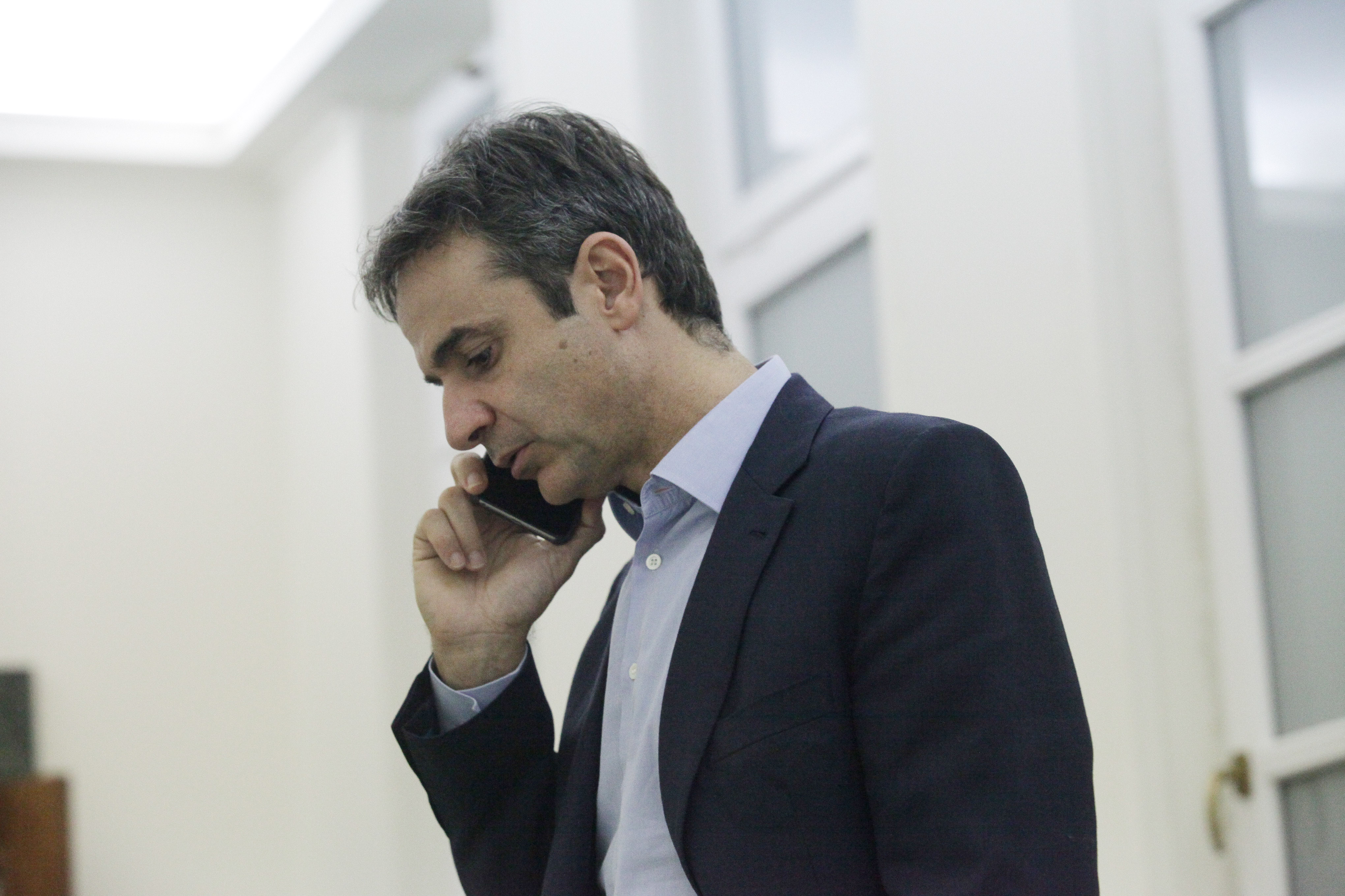 Μητσοτάκη: Περιφερόμενος πρωθυπουργός με τα χέρια στις τσέπες ο Τσίπρας