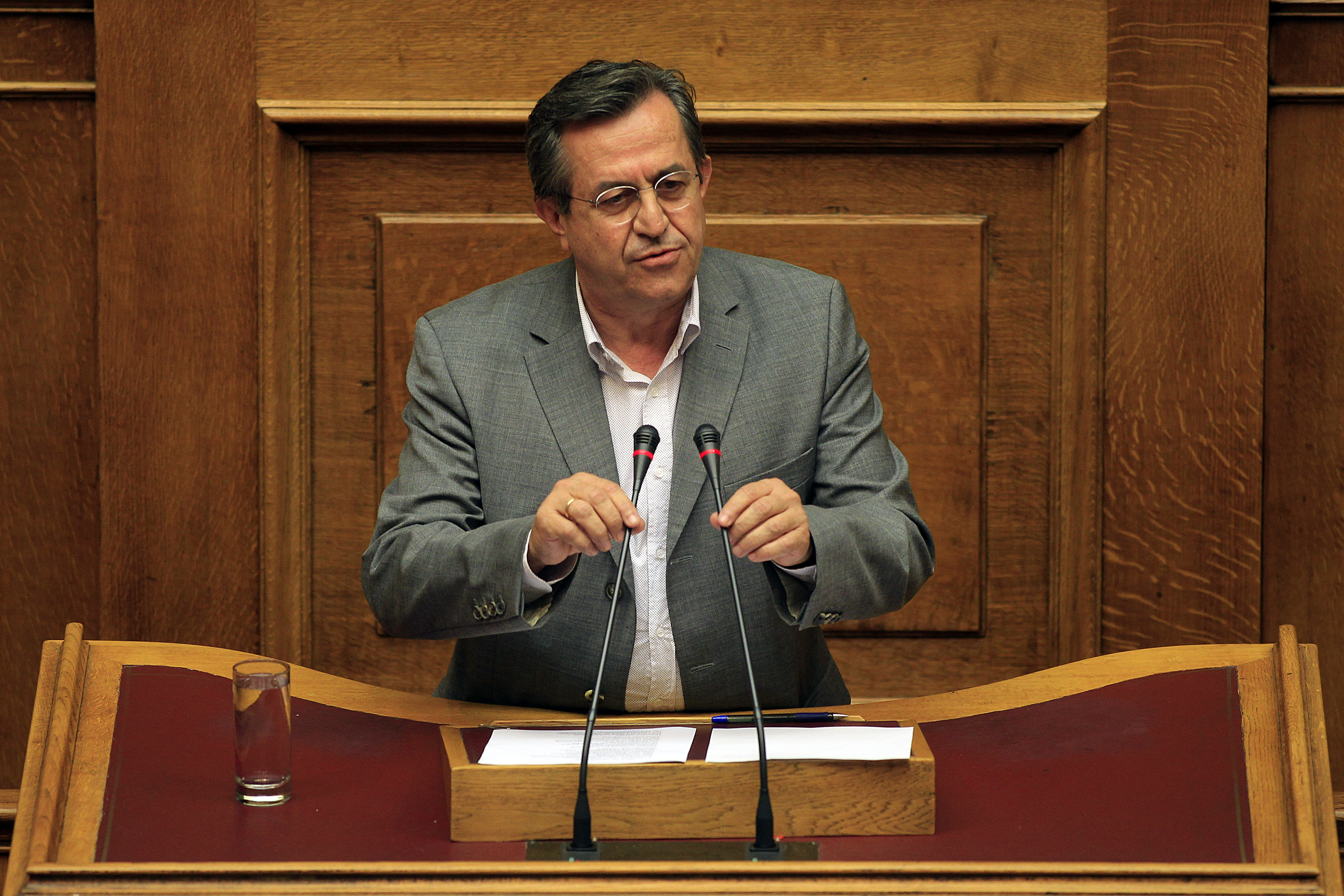Νικολόπουλος: Δεν ψηφίζει τα προαπαιτούμενα, δεν παραδίδει την έδρα