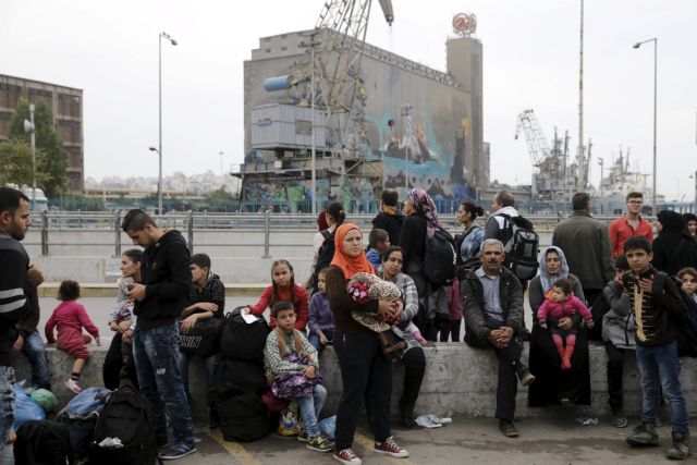 Δύο πλοία με πάνω από 3.000 πρόσφυγες φτάνουν στον Πειραιά